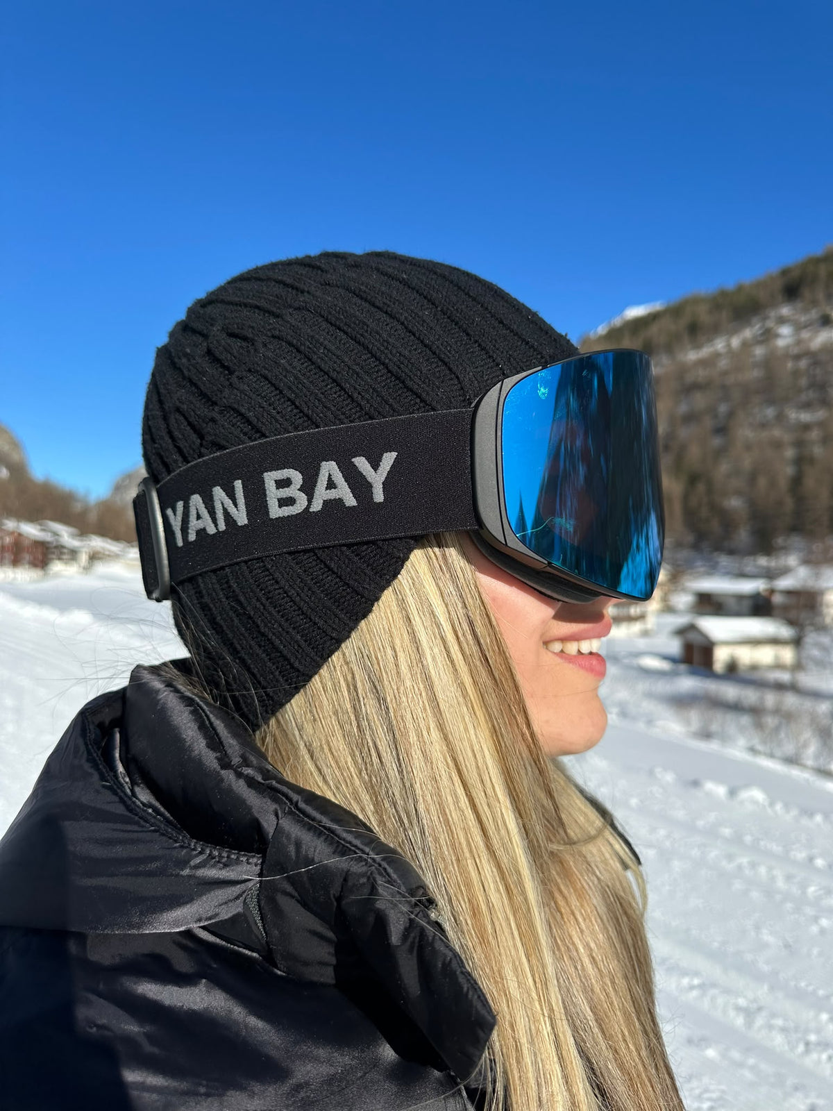 YAN BAY skidglasögon Blå – från sidan med YAN BAY-band