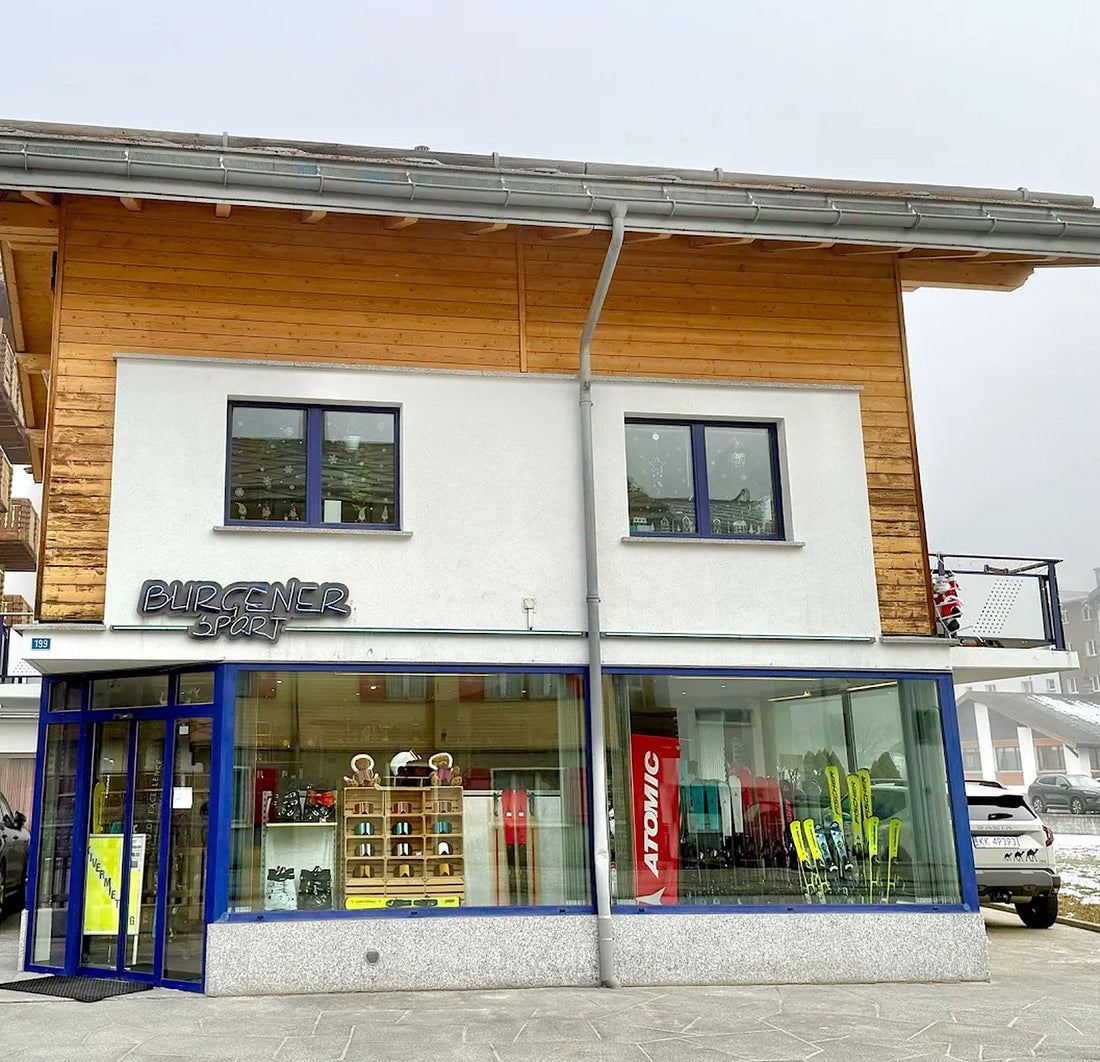 Burgener SKI Sport an der Saastalstrasse in Saas-Grund mit Parkplatz