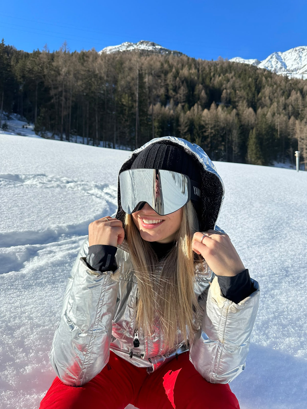 YAN BAY skibriller Sølv – på modell