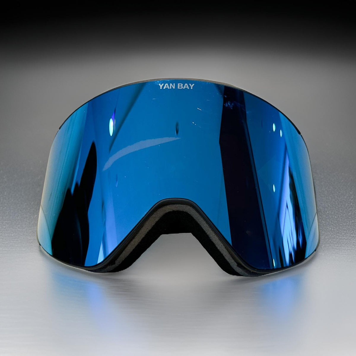 Skibrille mit blau verspiegeltem Glas bei Burgener SKI Sport Saas-Grund