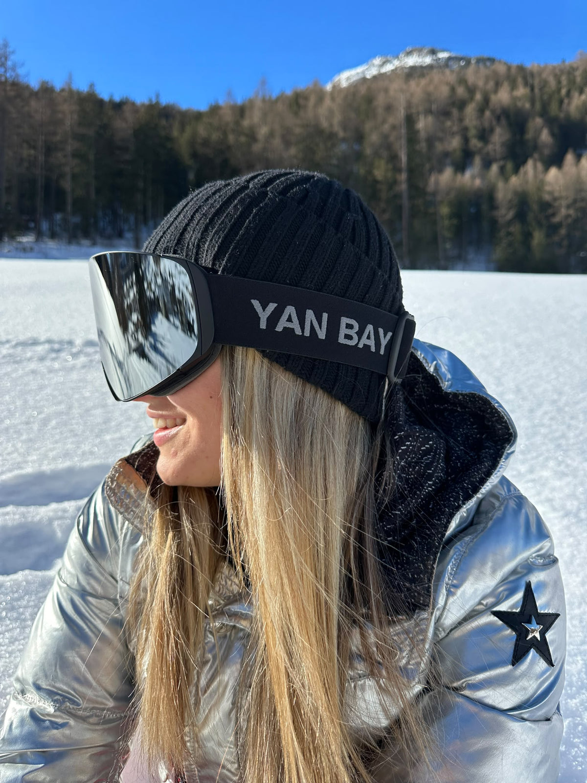 YAN BAY skibriller Sølv – fra siden med YAN BAY-stropp