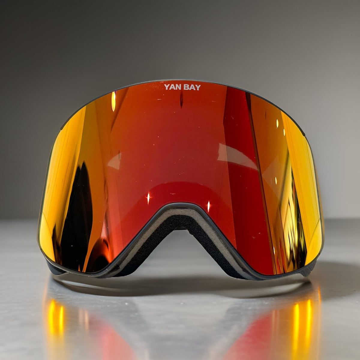 Skibrille mit orange verspiegeltem Glas bei Burgener SKI Sport Saas-Grund