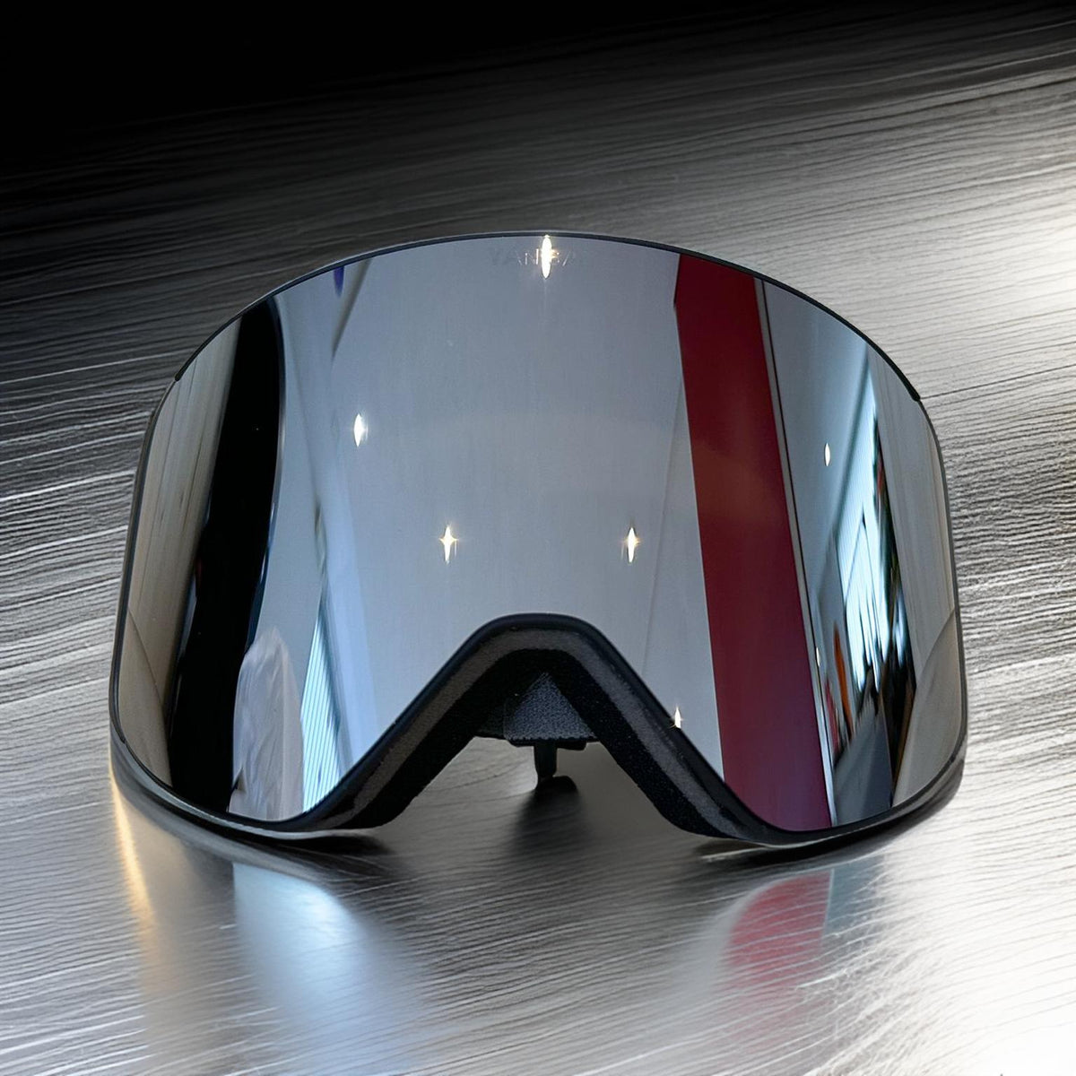 Skibrille mit silbern verspiegeltem Glas bei Burgener SKI Sport Saas-Grund