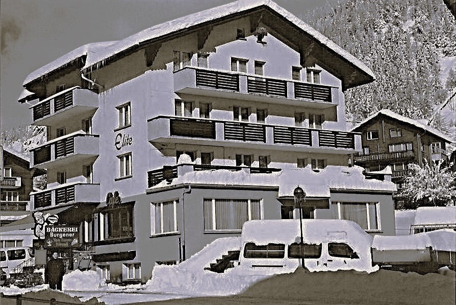 Verschneites Hotel im Saastal im Winter